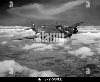 Le Bristol Beaufort était un bombardier torpilleur bimoteur britannique conçu par la Bristol Aeroplane Company, et développé à partir de l'expérience acquise dans la conception et la construction du bombardier léger Blenheim. Au moins 1 180 Beaufort ont été construits par Bristol et d'autres constructeurs britanniques et ont d'abord servi avec le Royal Air Force Coastal Command puis la Royal Navy Fleet Air Arm à partir de 1940. Ils ont été utilisés comme bombardiers torpilleurs, bombardiers conventionnels et couches de mines jusqu'en 1942, date à laquelle ils ont été retirés du service actif et utilisés comme avions d'entraînement jusqu'à ce qu'ils soient déclarés obsolètes en 1945. Banque D'Images