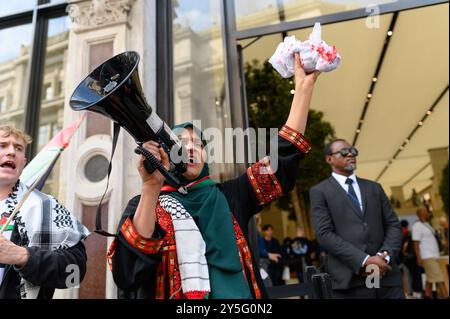 Londres, Royaume-Uni. 21 septembre 2024. Des Congolais, des Palestiniens et des Ouïghours manifestent devant l’Apple Store de Regent Street contre le travail des enfants dans les mines congolaises et le travail forcé en Chine. La manifestation a coïncidé avec la sortie de l’iPhone 16 par Apple. Crédit : Andrea Domeniconi/Alamy Live News Banque D'Images