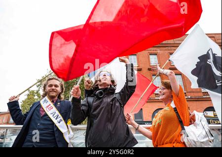 Léo 18 ans aujourd'hui, étudiant politique, avec deux autres personnes avec drapeaux, Corse, Français et PC. Manifestation pour la destitution du Président Emmanuel Macron, validée par le bureau de l’Assemblée nationale et protestation contre le gouvernement Barnier, en réponse à un appel des associations et organisations étudiantes, environnementales et féministes, (le syndicat étudiant, le syndicat syndical et lycéen, Planning familial, Attac France, Greenpeace France, Noustoutes.). Les mots d'ordre incluent la lutte pour les salaires et les pensions, les conditions de vie des étudiants, un accueil digne pour moi Banque D'Images