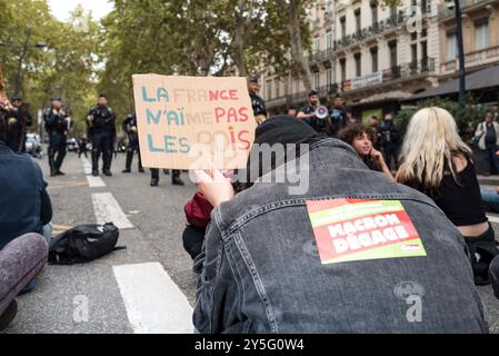 Une pancarte, la France ne ressemble pas aux rois, à la fin de la manifestation, des activistes face au CRS. Manifestation pour la destitution du Président Emmanuel Macron, validée par le bureau de l’Assemblée nationale et protestation contre le gouvernement Barnier, en réponse à un appel des associations et organisations étudiantes, environnementales et féministes, (le syndicat étudiant, le syndicat syndical et lycéen, Planning familial, Attac France, Greenpeace France, Noustoutes.). Les mots d'ordre sont la lutte pour les salaires et les pensions, les conditions de vie des étudiants, un accueil digne pour les immigrés Banque D'Images