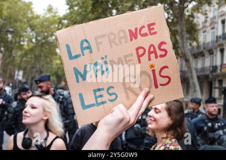 Une pancarte, la France ne ressemble pas aux rois, à la fin de la manifestation, des activistes face au CRS. Manifestation pour la destitution du Président Emmanuel Macron, validée par le bureau de l’Assemblée nationale et protestation contre le gouvernement Barnier, en réponse à un appel des associations et organisations étudiantes, environnementales et féministes, (le syndicat étudiant, le syndicat syndical et lycéen, Planning familial, Attac France, Greenpeace France, Noustoutes.). Les mots d'ordre sont la lutte pour les salaires et les pensions, les conditions de vie des étudiants, un accueil digne pour les immigrés Banque D'Images