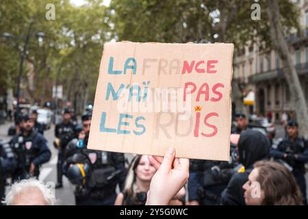 Une pancarte, la France ne ressemble pas aux rois, à la fin de la manifestation, des activistes face au CRS. Manifestation pour la destitution du Président Emmanuel Macron, validée par le bureau de l’Assemblée nationale et protestation contre le gouvernement Barnier, en réponse à un appel des associations et organisations étudiantes, environnementales et féministes, (le syndicat étudiant, le syndicat syndical et lycéen, Planning familial, Attac France, Greenpeace France, Noustoutes.). Les mots d'ordre sont la lutte pour les salaires et les pensions, les conditions de vie des étudiants, un accueil digne pour les immigrés Banque D'Images