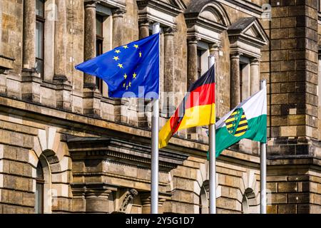 Les drapeaux européens, allemands et saxons flottent devant le ministère des Finances de l'État saxon. Banque D'Images