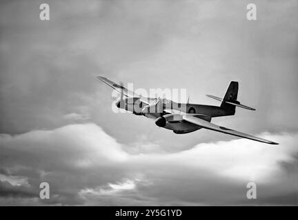 Le Westland Welkin était un chasseur lourd bimoteur britannique de la Westland Aircraft Company, conçu pour combattre à des altitudes extrêmement élevées, dans la stratosphère. Conçu pour la première fois en 1940, l'avion a été construit en réponse à l'arrivée de bombardiers Junkers Ju 86P modifiés effectuant des missions de reconnaissance, ce qui suggérait que la Luftwaffe pourrait tenter de rouvrir le bombardement de l'Angleterre à haute altitude. La menace ne s'est jamais matérialisée ; par conséquent, Westland ne produisit qu'un petit nombre de Welkins et peu d'entre eux volèrent. Banque D'Images