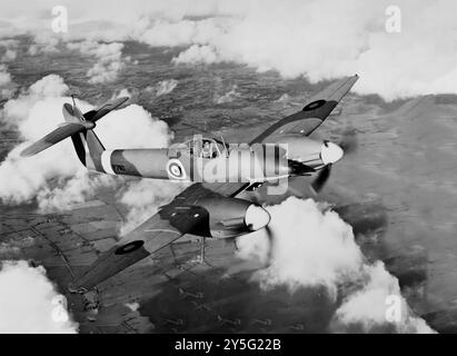 Le Westland Whirlwind était un chasseur bimoteur britannique développé par Westland Aircraft. Contemporain du Supermarine Spitfire et du Hawker Hurricane, il fut le premier chasseur monoplace bimoteur armé de canons de la Royal Air Force. Lors de son premier vol en 1938, le Whirlwind était l'un des avions de combat les plus rapides au monde et, avec quatre canons automatiques Hispano-Suiza HS.404 de 20 mm dans son nez, le plus lourdement armé. Banque D'Images