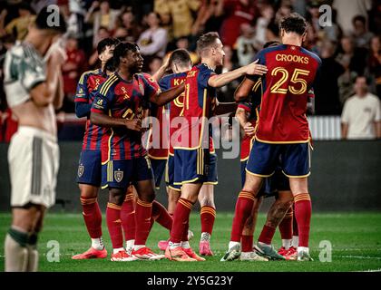 Salt Lake City, Utah, États-Unis. 21 septembre 2024. Dans un match entre Real Salt Lake et Portland Timbers à America First Field, les joueurs du Real Salt Lake célèbrent leur deuxième but. (Crédit image : © Abram Iman/ZUMA Press Wire) USAGE ÉDITORIAL SEULEMENT! Non destiné à UN USAGE commercial ! Crédit : ZUMA Press, Inc/Alamy Live News Banque D'Images
