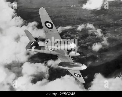 Le Westland Whirlwind était un chasseur bimoteur britannique développé par Westland Aircraft. Contemporain du Supermarine Spitfire et du Hawker Hurricane, il fut le premier chasseur monoplace bimoteur armé de canons de la Royal Air Force. Lors de son premier vol en 1938, le Whirlwind était l'un des avions de combat les plus rapides au monde et, avec quatre canons automatiques Hispano-Suiza HS.404 de 20 mm dans son nez, le plus lourdement armé. Banque D'Images