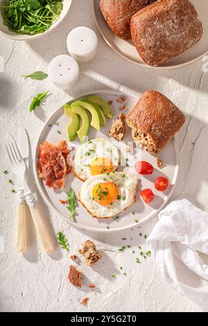 Petit-déjeuner britannique avec œufs frits et brioches. Petit déjeuner britannique. Banque D'Images