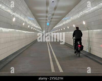 Maastunnel von 1942 Fußgänger- und Fahrradtunnel Maastunnel unter der Neuen Maas in Rotterdam / 1942 tunnel piétonnier et cycliste construit Maastunnel sous la Nieuwe Maas à Rotterdam, 19.9.2024 *** Maastunnel à partir de 1942 tunnel piétonnier et cycliste Maastunnel sous la Nieuwe Maas à Rotterdam 1942 tunnel piétonnier et cycliste construit Maastunnel sous la Nieuwe Maas à Rotterdam, 19 9 2024 Banque D'Images