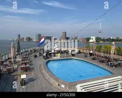 Museumsschiff SS Rotterdam 1955-59 erbauter Ozeandampfer SS Rotterdam, heute Museumsschiff und Hotel in Rotterdam : Schwimmbad auf dem Achterdeck / 1955-59 construit navire-musée SS Rotterdam in Rotterdam : piscine, 19.9.2024 *** navire-musée SS Rotterdam 1955 59 construit paquebot SS Rotterdam, aujourd'hui navire-musée et hôtel à Rotterdam piscine sur le pont arrière 1955 59 construit navire-musée SS Rotterdam piscine, 19 9 2024 Banque D'Images