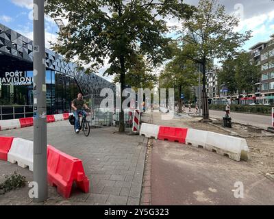 Radwegenetz breite, sichere Radwege getrennt von der Straße in Rotterdam : sichere Verkehrsführung an einer Baustelle / larges voies cyclables sûres séparées des rues de Rotterdam sur un chantier de construction, 19.9.2024 *** réseau de pistes cyclables large, voies cyclables sûres séparées de la route à Rotterdam circulation sûre sur un chantier de construction voies cyclables larges et sûres séparées des rues de Rotterdam sur un chantier de construction, 19 9 2024 Banque D'Images