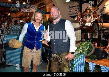 Paul Janke und Björn Schwarz beim Wiesn-Anstich zum Oktoberfest 2024 im Hofbräu Berlin. Berlin, 21.09.2024 *** Paul Janke et Björn Schwarz lors de la cérémonie de tapping de l'Oktoberfest 2024 au Hofbräu Berlin Berlin, 21 09 2024 Foto:Xn.xKubelkax/xFuturexImagex fassanstich 4931 Banque D'Images