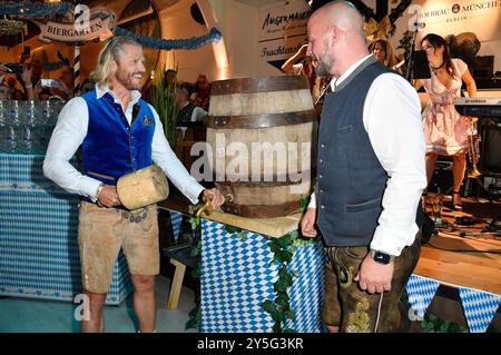 Paul Janke und Björn Schwarz beim Wiesn-Anstich zum Oktoberfest 2024 im Hofbräu Berlin. Berlin, 21.09.2024 *** Paul Janke et Björn Schwarz lors de la cérémonie de tapping de l'Oktoberfest 2024 au Hofbräu Berlin Berlin, 21 09 2024 Foto:Xn.xKubelkax/xFuturexImagex fassanstich 4933 Banque D'Images