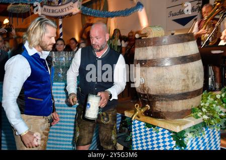 Paul Janke und Björn Schwarz beim Wiesn-Anstich zum Oktoberfest 2024 im Hofbräu Berlin. Berlin, 21.09.2024 *** Paul Janke et Björn Schwarz lors de la cérémonie de tapping de l'Oktoberfest 2024 au Hofbräu Berlin Berlin, 21 09 2024 Foto:Xn.xKubelkax/xFuturexImagex fassanstich 4940 Banque D'Images
