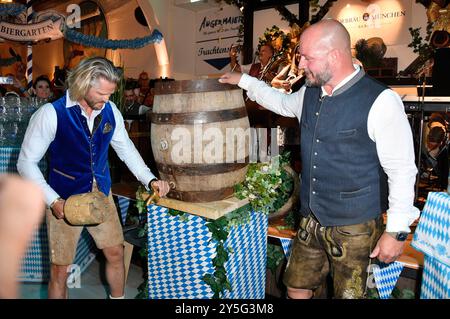 Paul Janke und Björn Schwarz beim Wiesn-Anstich zum Oktoberfest 2024 im Hofbräu Berlin. Berlin, 21.09.2024 *** Paul Janke et Björn Schwarz lors de la cérémonie de tapping de l'Oktoberfest 2024 au Hofbräu Berlin Berlin, 21 09 2024 Foto:Xn.xKubelkax/xFuturexImagex fassanstich 4936 Banque D'Images