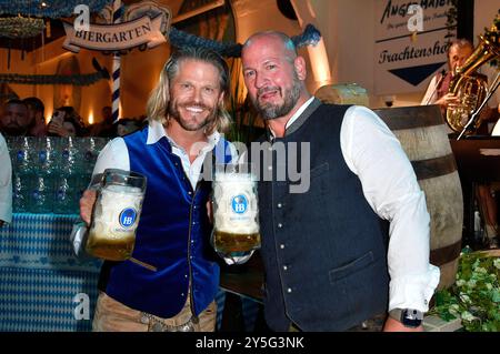 Paul Janke und Björn Schwarz beim Wiesn-Anstich zum Oktoberfest 2024 im Hofbräu Berlin. Berlin, 21.09.2024 *** Paul Janke et Björn Schwarz lors de la cérémonie de tapping de l'Oktoberfest 2024 au Hofbräu Berlin Berlin, 21 09 2024 Foto:Xn.xKubelkax/xFuturexImagex fassanstich 4943 Banque D'Images