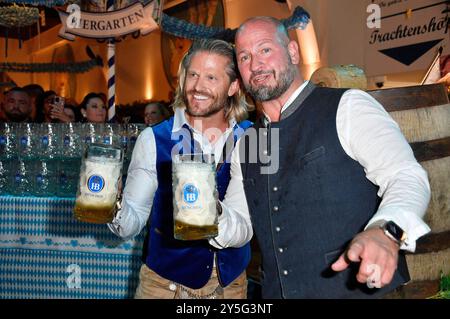 Paul Janke und Björn Schwarz beim Wiesn-Anstich zum Oktoberfest 2024 im Hofbräu Berlin. Berlin, 21.09.2024 *** Paul Janke et Björn Schwarz lors de la cérémonie de tapping de l'Oktoberfest 2024 au Hofbräu Berlin Berlin, 21 09 2024 Foto:Xn.xKubelkax/xFuturexImagex fassanstich 4942 Banque D'Images