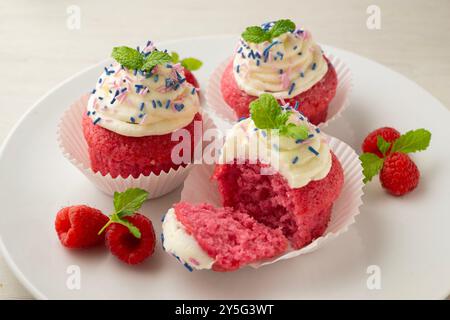 Muffins en velours rouge avec glaçage sucré et caramel. Banque D'Images