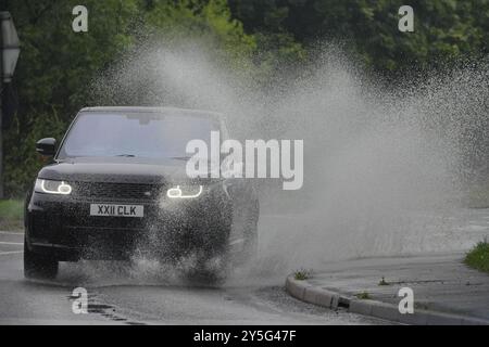 Un Range Rover conduisant dans une flaque au rond-point de Braywick à Maidenhead. Les orages et les fortes pluies persisteront dans certaines parties du Royaume-Uni, alors que l'été touche officiellement à sa fin. Samedi, le tonnerre et la foudre, la grêle et la pluie ont frappé diverses régions du pays, notamment Luton, Bedfordshire, St Albans dans le Hertfordshire et Cornwall, avec de fortes pluies à Londres, au pays de Galles et à Birmingham. Date de la photo : dimanche 22 septembre 2024. Banque D'Images