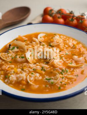 Soupe de riz aux crevettes et aux palourdes. Table vue sur le dessus avec décoration. Banque D'Images