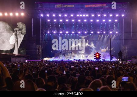 Budapest, Hongrie. 21 septembre 2024. Les artistes se produisent lors d'un concert de charité à la place des héros à Budapest, Hongrie, le 21 septembre 2024. Cet événement est organisé pour aider les victimes de la récente inondation hongroise, selon l'organisateur. Crédit : Attila Volgyi/Xinhua/Alamy Live News Banque D'Images