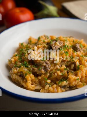 Paella de riz avec joue de porc ibérique. Tapa espagnole traditionnelle avec porc ibérique. Banque D'Images