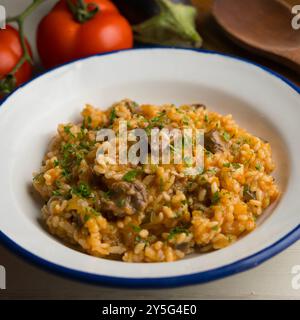 Paella de riz avec joue de porc ibérique. Tapa espagnole traditionnelle avec porc ibérique. Banque D'Images