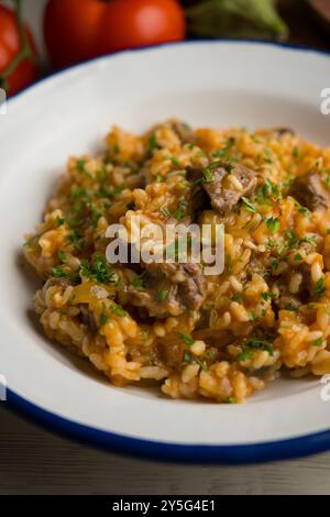 Paella de riz avec joue de porc ibérique. Tapa espagnole traditionnelle avec porc ibérique. Banque D'Images