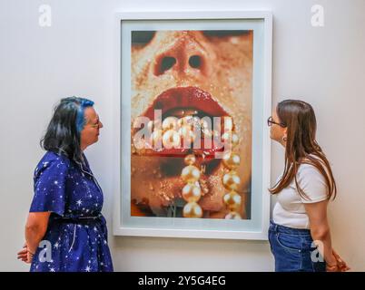 Hastings Contemporary, East Sussex 22 septembre 2024 Marilyn Minter, Split, 2003, c-print. Immortal Apples, Eternal Eggs est une réunion de deux des collections les plus importantes du Royaume-Uni - la collection Ingram et la collection David et Indrė Roberts jusqu'au 16 mars 2025. Crédit : Paul Quezada-Neiman/Alamy Live News Banque D'Images