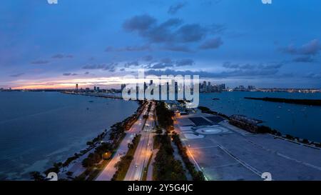 Vue panoramique aérienne de la ville de Miami, Floride, USA au crépuscule. Banque D'Images