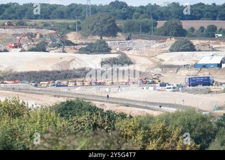 Harefield, Royaume-Uni. 13 septembre 2024. Ancienne campagne effacée par HS2. Les travaux de construction du train à grande vitesse HS2 à Harefield se poursuivent. Le dernier segment de pont a été installé la semaine dernière. Le viaduc de Colne Valley s'étend sur plus de 3,4 km (2 miles) à travers une série de lacs et de voies navigables entre Hillingdon et la M25 à la périphérie nord-ouest de Londres. C'est le plus long pont ferroviaire du Royaume-Uni et près d'un kilomètre de plus que le Forth Bridge en Écosse. Le Panorama de BBC One, HS2 : The Railway that With Billions, sera diffusé à 20h le lundi 16 septembre. Crédit : Maureen Mc Banque D'Images