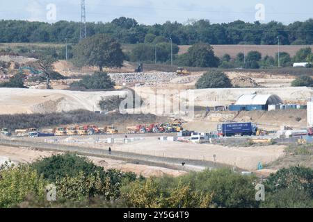 Harefield, Royaume-Uni. 13 septembre 2024. Ancienne campagne effacée par HS2. Les travaux de construction du train à grande vitesse HS2 à Harefield se poursuivent. Le dernier segment de pont a été installé la semaine dernière. Le viaduc de Colne Valley s'étend sur plus de 3,4 km (2 miles) à travers une série de lacs et de voies navigables entre Hillingdon et la M25 à la périphérie nord-ouest de Londres. C'est le plus long pont ferroviaire du Royaume-Uni et près d'un kilomètre de plus que le Forth Bridge en Écosse. Le Panorama de BBC One, HS2 : The Railway that With Billions, sera diffusé à 20h le lundi 16 septembre. Crédit : Maureen Mc Banque D'Images