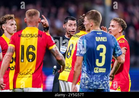 Deventer, pays-Bas. 21 septembre 2024. DEVENTER, PAYS-BAS - 21 SEPTEMBRE : L'arbitre Marc Nagtegaal réagit lors du match néerlandais Eredivisie entre Go Ahead Eagles et AFC Ajax à de Adelaarshorst le 21 septembre 2024 à Deventer, pays-Bas. (Photo par Andre Weening/Orange Pictures) crédit : dpa/Alamy Live News Banque D'Images