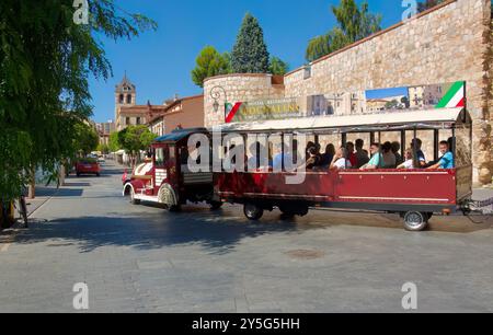 Un train touristique plein de touristes passant une section de ruines murailles romaines Léon Castille et Léon Espagne Banque D'Images