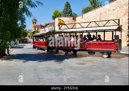 Un train touristique plein de touristes passant une section de ruines murailles romaines Léon Castille et Léon Espagne Banque D'Images