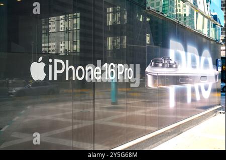 ABU DHABI - 20 septembre : bannière publicitaire avec le nouvel iPhone 16 PRO sur la vitrine Store à Abu Dhabi le 20 septembre. 2024 aux Émirats arabes Unis Banque D'Images