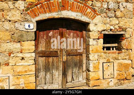 Le château médiéval et le village de Monteriggioni, province de Sienne. Toscane, Italie Banque D'Images