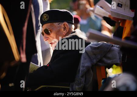 Un vétéran lors d'une cérémonie au cimetière de guerre d'Arnhem Oosterbeek, aux pays-Bas, pour commémorer le 80e anniversaire de la bataille d'Arnhem, dans le cadre de l'opération Market Garden, une manœuvre destinée à créer une route pour les forces alliées dans le nord de l'Allemagne en septembre 1944. Il y a 80 ans, environ 1 900 soldats aéroportés alliés de la 4e brigade parachutiste ont sauté d'avions militaires dans les pays-Bas occupés pour tenter de capturer les ponts d'Arnhem. Date de la photo : dimanche 22 septembre 2024. Banque D'Images