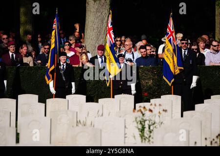 Vétérans lors d'une cérémonie au cimetière de guerre d'Arnhem Oosterbeek, aux pays-Bas, pour commémorer le 80e anniversaire de la bataille d'Arnhem, dans le cadre de l'opération Market Garden, une manœuvre destinée à créer une route pour les forces alliées dans le nord de l'Allemagne en septembre 1944. Il y a 80 ans, environ 1 900 soldats aéroportés alliés de la 4e brigade parachutiste ont sauté d'avions militaires dans les pays-Bas occupés pour tenter de capturer les ponts d'Arnhem. Date de la photo : dimanche 22 septembre 2024. Banque D'Images