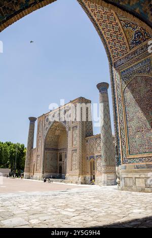 Samarcande, Ouzbékistan - 05 juillet 2024 : Portail et colonnes à Ulug Beg madrassa dans le Registan de Samarcande Banque D'Images