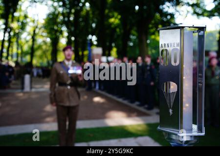 Une cérémonie au cimetière de guerre d'Arnhem Oosterbeek, aux pays-Bas, pour commémorer le 80e anniversaire de la bataille d'Arnhem, dans le cadre de l'opération Market Garden, une manœuvre destinée à créer une route pour les forces alliées dans le nord de l'Allemagne en septembre 1944. Il y a 80 ans, environ 1 900 soldats aéroportés alliés de la 4e brigade parachutiste ont sauté d'avions militaires dans les pays-Bas occupés pour tenter de capturer les ponts d'Arnhem. Date de la photo : dimanche 22 septembre 2024. Banque D'Images