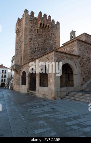 Caceres, Espagne - 15 Août 2019 : Tour Bujaco Et Tour Pulpit Sur La Place Principale. Banque D'Images