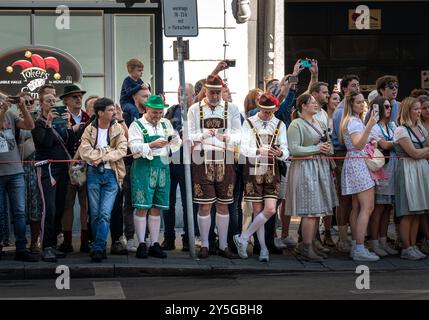 Lederhosen bavarois traditionnel à l'Oktoberfest Banque D'Images