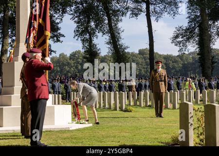 OOSTERBEEK - son Altesse Royale la Princesse Royale Anne dépose une couronne pendant le service commémoratif aéroporté au cimetière de guerre d'Oosterbeek. Cela fait quatre-vingts ans que les troupes aéroportées alliées ont tenté de prendre le contrôle du pont sur le Rhin à Arnhem lors de l'opération Market Garden. ANP VINCENT JANNINK pays-bas OUT - belgique OUT Banque D'Images