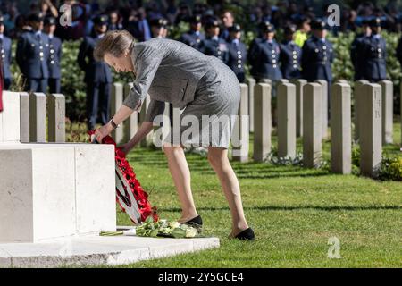 OOSTERBEEK - son Altesse Royale la Princesse Royale Anne dépose une couronne pendant le service commémoratif aéroporté au cimetière de guerre d'Oosterbeek. Cela fait quatre-vingts ans que les troupes aéroportées alliées ont tenté de prendre le contrôle du pont sur le Rhin à Arnhem lors de l'opération Market Garden. ANP VINCENT JANNINK pays-bas OUT - belgique OUT Banque D'Images