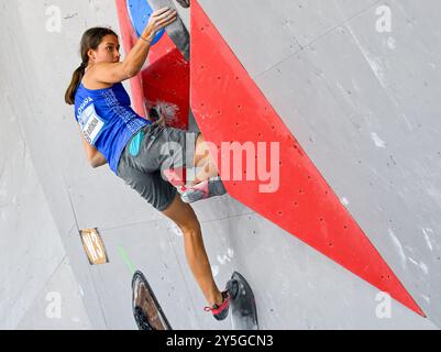 Coupe du monde d'escalade sportive (bloc), demi-finale féminine, Prague, République tchèque, 22 septembre, 2024. Martina Bursikova (Slovaquie). (CTK photo/Michal Krumphanzl) Banque D'Images