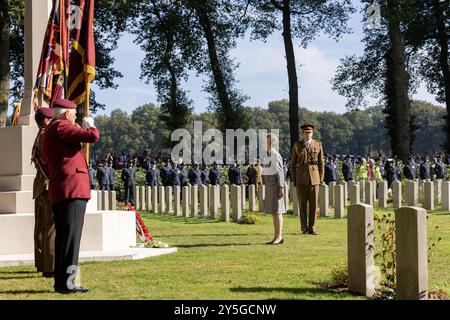 OOSTERBEEK - son Altesse Royale la Princesse Royale Anne dépose une couronne pendant le service commémoratif aéroporté au cimetière de guerre d'Oosterbeek. Cela fait quatre-vingts ans que les troupes aéroportées alliées ont tenté de prendre le contrôle du pont sur le Rhin à Arnhem lors de l'opération Market Garden. ANP VINCENT JANNINK pays-bas OUT - belgique OUT Banque D'Images