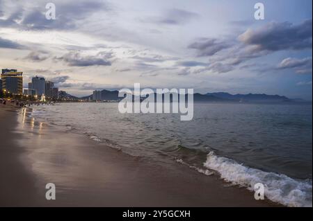 Promenade avec une plage de sable et la mer dans la soirée au coucher du soleil dans la station de Nha Trang au Vietnam en été au coucher du soleil dans la soirée Banque D'Images