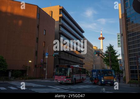 Kyoto, Japon - 18 juin 2024 : la célèbre attraction touristique, Nidec Kyoto Tower et la ville environnante de Kyoto brille dans la lumière du soleil pendant un su tardif Banque D'Images