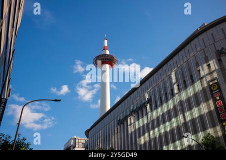 Kyoto, Japon - 18 juin 2024 : la célèbre attraction touristique, Nidec Kyoto Tower et la ville environnante de Kyoto brille dans la lumière du soleil pendant un su tardif Banque D'Images